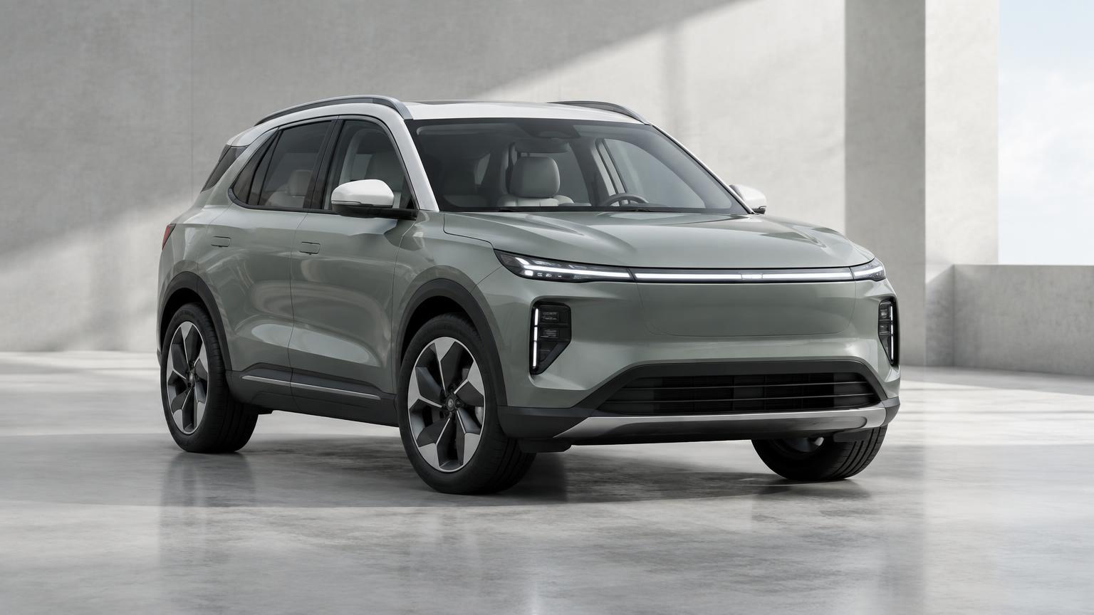 Modernes Elektroauto in heller Studioatmosphäre